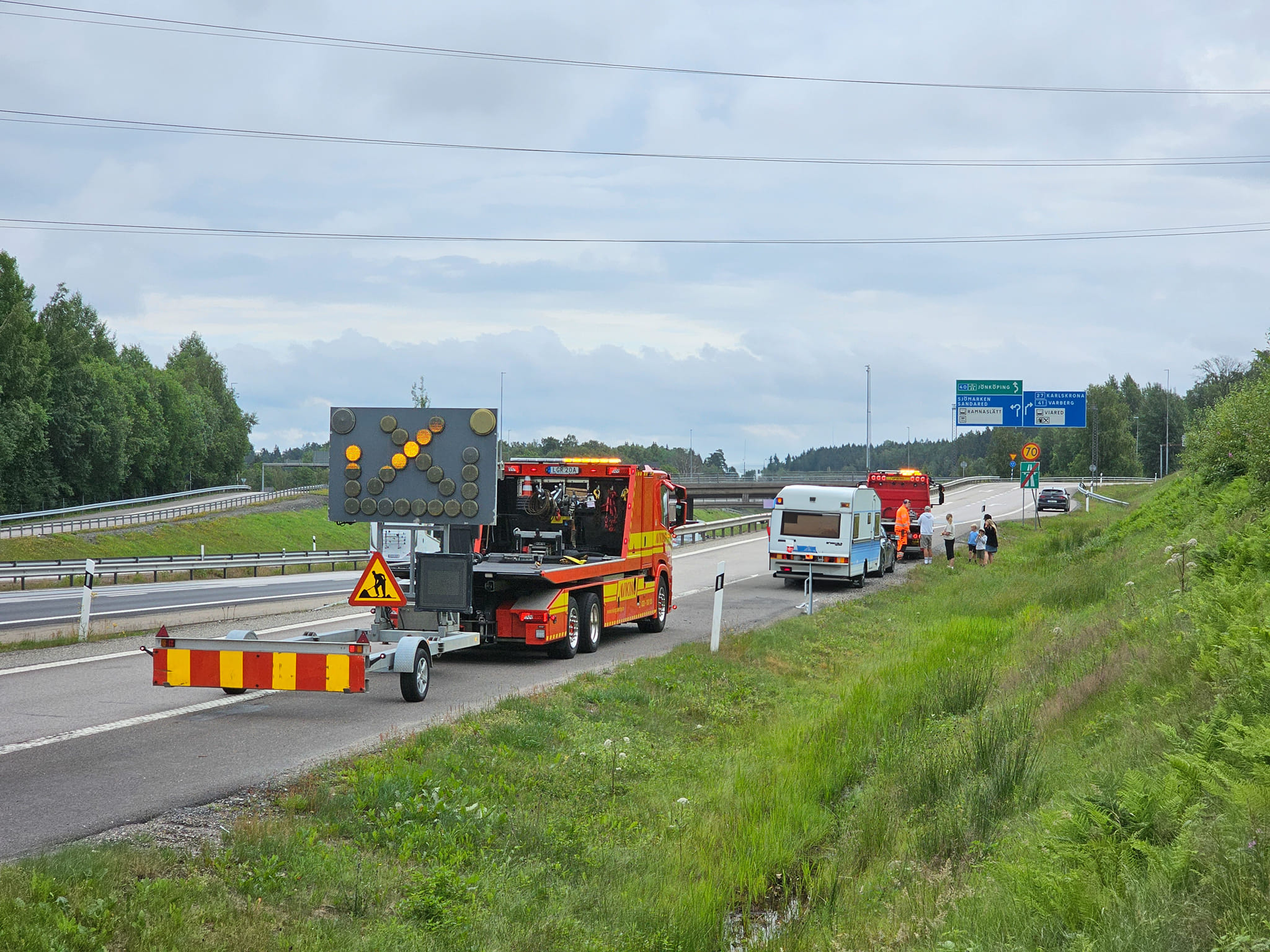 Bil med husvagn som fått stopp